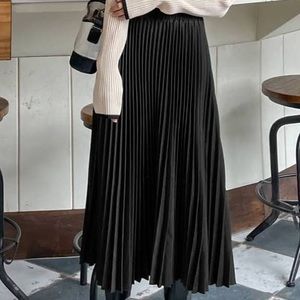 ISO: Long pleated skirt - any color but looking for black!! Size medium or large